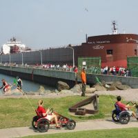 Duluth - A ship arriving in the Canal, Дулут
