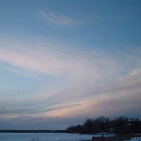 Mar 2006 - Plymouth, Minnesota. Wispy winter clouds over Medicine Lake., Медисин-Лейк