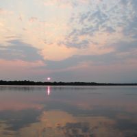 Aug 2007 - Plymouth, Minnesota. Pastel summer sunset reflecting on Medicine Lake., Медисин-Лейк
