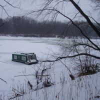 Houseboat frozen in the Mississippi River ice, Мендота-Хейгтс