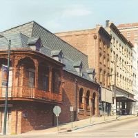 downtown Vicksburg, looking east up Clay St from Washington St (8-7-2000), Кингс