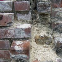 Columbus,MS deteriorating brick wall, Колумбус