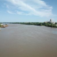 looking down the Missouri River, Muddy MO, from pedestrian walkway, barges on the left, capitol on the right, Jefferson City, MO, Джефферсон-Сити