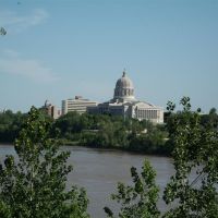 Missouri State Capitol building, from north end of pedestrian walkway over the Missouri River, Jefferson City, MO, Джефферсон-Сити