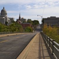Missouri State Capitol and Truman Building from High St. overpass, Джефферсон-Сити