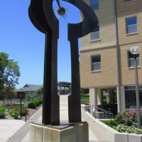 Statue between College Avenue Dorm and Hatch and Schurz Halls 2, University of Missouri, Колумбия