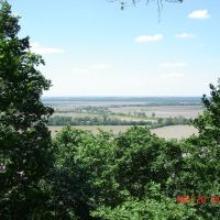 Bluffwoods Conservation Area Turkey Ridge Trail looking west across Missouri River valley, Олбани (Генри Кантри)