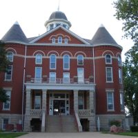 Doniphan County Courthouse, designed by George P Washburn, and Tall Oak sculpture, Troy, KS, Олбани (Генри Кантри)