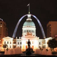 Old St Louis Courthouse and the Arch at night, Сент-Луис