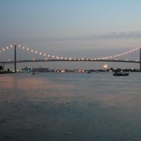 River and Ambassador Bridge on fireworks night, Детройт