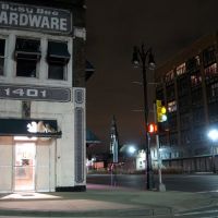 Busy Bee Hardware & St. Joes at night, Детройт