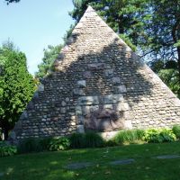 Pyramid Tombstone in Toledos Woodlawn Cemetery, Ламбертвилл