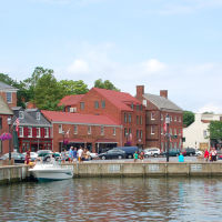 USA - MD - Annapolis - old harbor scene and history quest building, Аннаполис