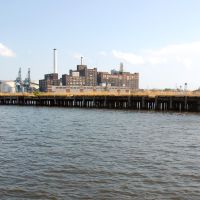 USA - MD - Baltimore. Fells Point - the lost pier with Domino sugar plant in the back, Балтимор