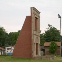 Essex Elementary monument (original building entrance), Ессекс