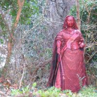 Sculpture in woods outside of Shakespeare Theater prop shop, Норт-Брентвуд