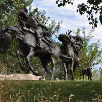 hunter pulling pack horse, Pioneer Courage, Omaha, NE, Омаха
