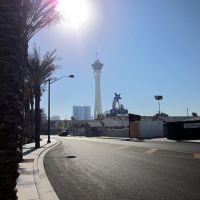Las Vegas kule uzaktan Osman Ünlü, Ист-Лас-Вегас