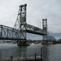 US Route 1 Draw Bridge from Portsmouth NH to Badger Island Kittery, ME allowing a boat to pass under, Портсмоут