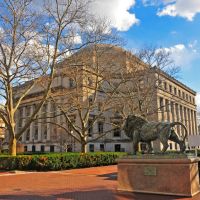 Low Memorial Library with Scholars Lion (by sculptor Greg Wyatt) in the foreground, Columbia University, New York, Эджуотер