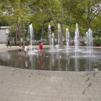 An unconventional vision of New-York -- Children at the fountain, Айрондекуит