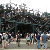Yankee Stadium - Fans going to the elevated train station at 161 Street, Бронкс