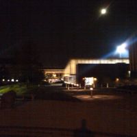 Adelphi University at night, new building., Гарден-Сити