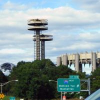 USA - NY - New York City. Oberservatory Towers and NY State Pavillon at Flushing Meadows Park - where the MiB catch Aliens, Корона