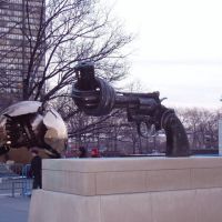 082 New York, Denkmäler vor dem UNO-Hauptquartier, Лонг-Айленд-Сити