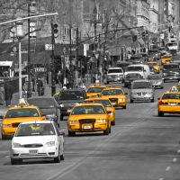 Yellow cabs on the road, Манхаттан