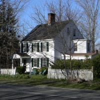 Colonial Home along North Country Road - Miller Place, NY, Миддл-Айденд