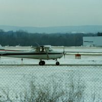 Cessna 152 N93145 at Dutchess County Airport, Poughkeepsie, NY, Нью-Хакенсак