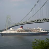 Queen Mary 2 sails under Verrazano  Bridge, Саут-Бич