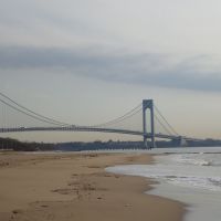 Verrazano-Narrows Bridge from Staten Island beach, Саут-Бич