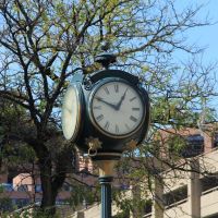 Clock Outside Public Library, White Plains NY, Уайт-Плайнс
