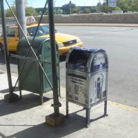 R2-D2 mailbox in front of Queens Center Mall on Queens Blvd, Элмхарст
