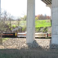 a ten-car/two-engine Cuyahoga Valley Line train slips under the Ohio Turnpike, Пенинсула