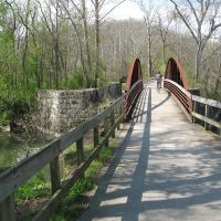 towpath trail bridge and remains of Ohio and Erie Canal aqueduct over Cuyahoga River at Peninsula, Ohio, Пенинсула