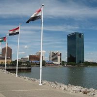 looking across the Maumee River at downtown Toledo, Толидо