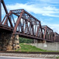 Railroad truss bridge over Railroad tracks & Sandusky River, Фремонт