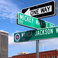 Mickey Mantle Dr. / Wanda Jackson Way, Маскоги