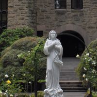 Statue in front of Grotto Priest House in Rose Garden, Паркрос