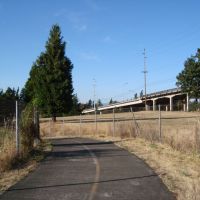 The northern end of possible Gateway Green site, looking N at the turn to the I-205 bike path bridge, Паркрос