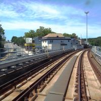 SEPTA EL is turning off Market St. at Upper Darby, Аппер-Дарби