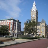 Lafayette Apartments & Butler County Courthouse across Diamond Park - Butler, PA, Батлер