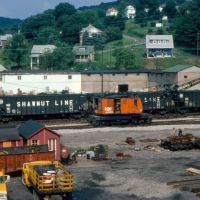 Pittsburgh & Shawmut Railroad Open Hoppers No. 621, No. 432 and Bessemer & Lake Erie Railroad Ohio Crane No. A62 at Butler, PA, Батлер