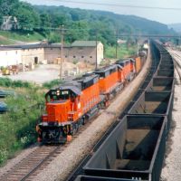 Westbound Bessemer & Lake Erie Railroad Freight Train at Butler, PA, Батлер