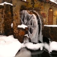 Frozen waterwheel at Eastern University, Брумалл
