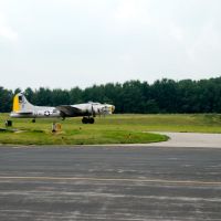 Vintage B-17 Liberty Belle landing, Модена