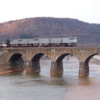 Johnstown Stone bridge train on bridge, Саутмонт